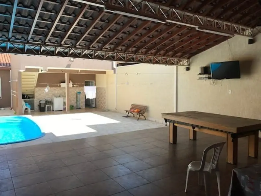 Foto 1 de Casa com 4 quartos à venda, 290m2 em Vila Areao, Taubate - SP