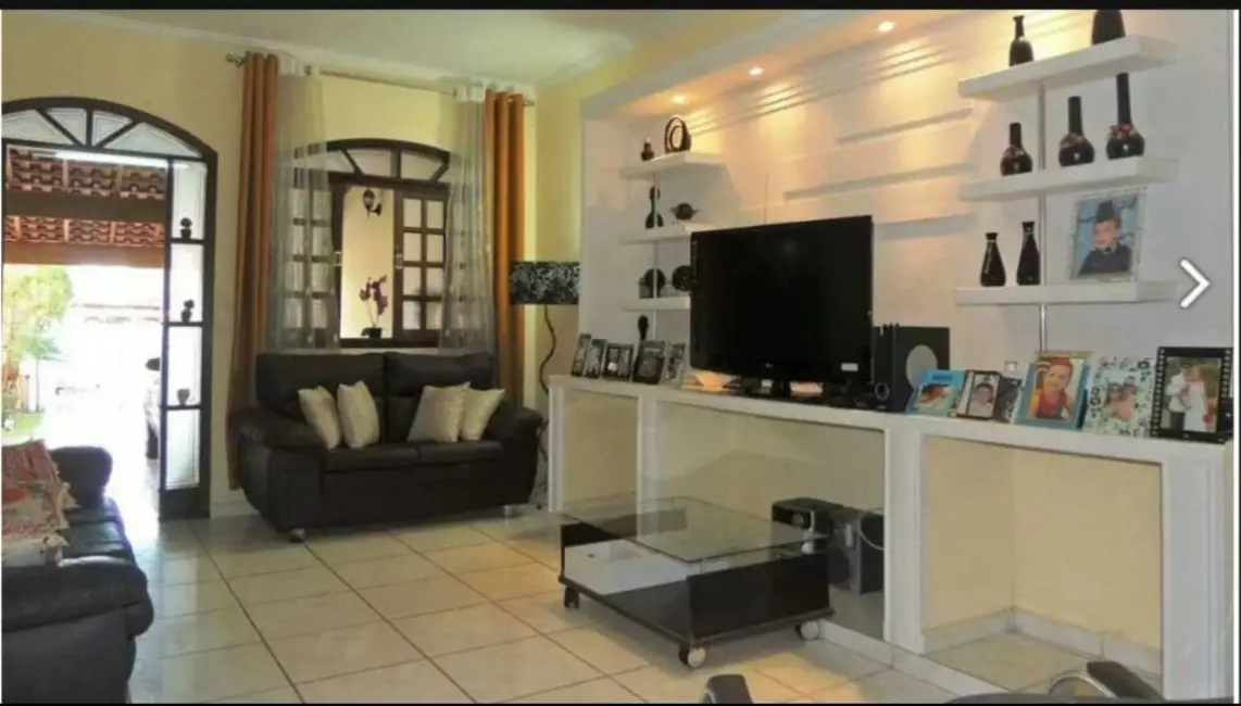 Foto 3 de Casa com 4 quartos à venda, 213m2 em Guaratingueta - SP