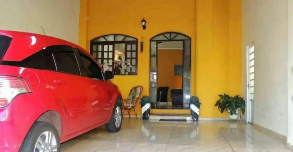 Foto 2 de Casa com 4 quartos à venda, 213m2 em Guaratingueta - SP