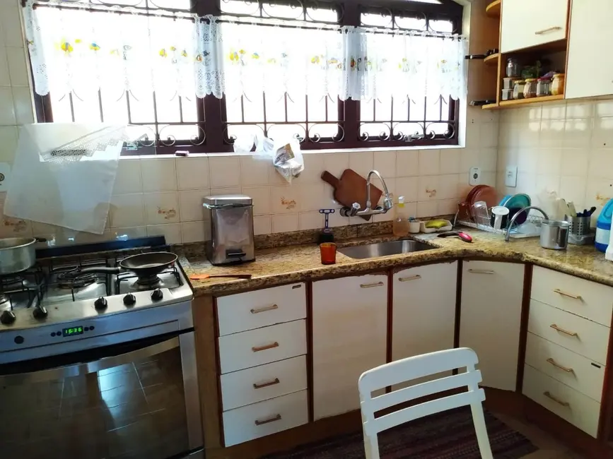 Foto 8 de Sobrado com 3 quartos à venda, 233m2 em Vila Bourghese, Pindamonhangaba - SP