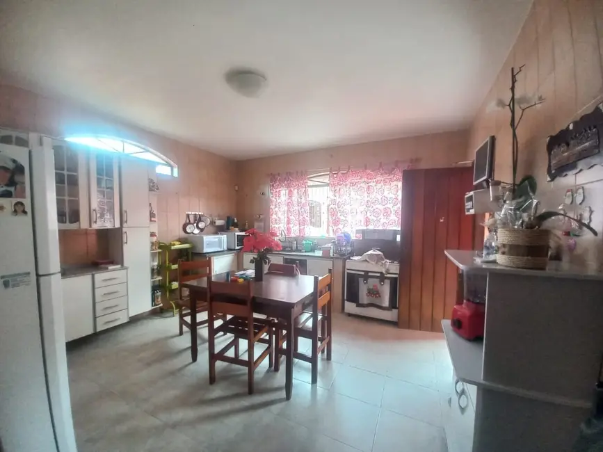 Foto 3 de Sobrado com 3 quartos à venda, 226m2 em Parque São Domingos, Pindamonhangaba - SP