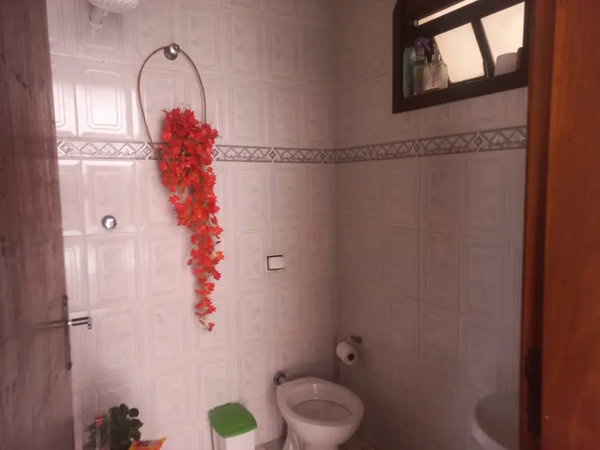 Foto 2 de Sobrado com 3 quartos à venda, 226m2 em Parque São Domingos, Pindamonhangaba - SP