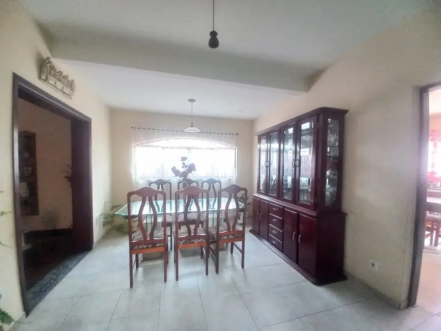 Foto 9 de Sobrado com 3 quartos à venda, 226m2 em Parque São Domingos, Pindamonhangaba - SP