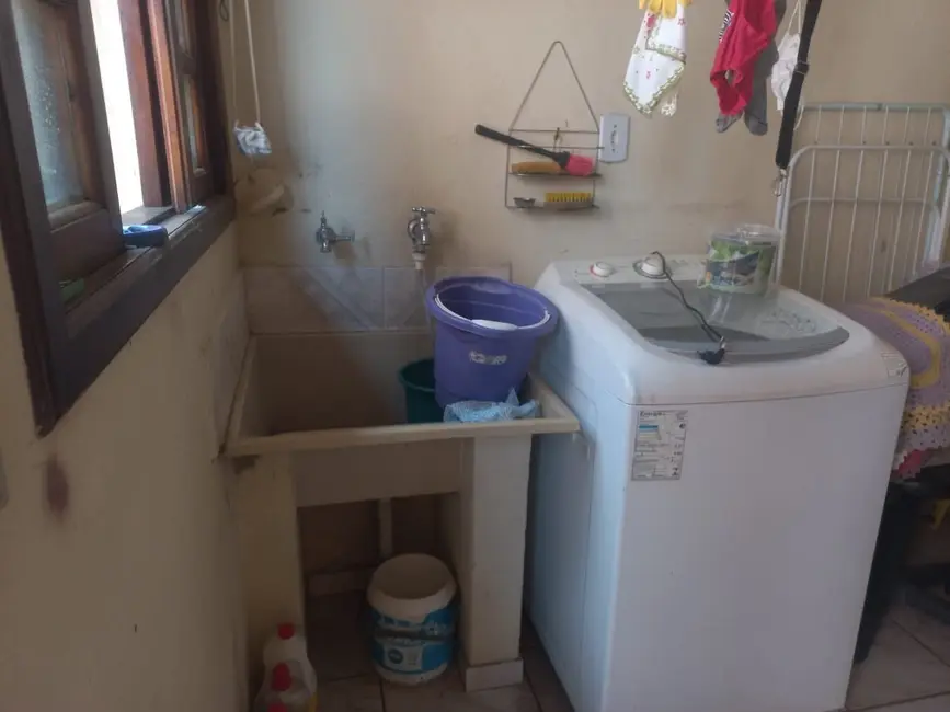 Foto 1 de Sobrado com 3 quartos à venda, 226m2 em Parque São Domingos, Pindamonhangaba - SP