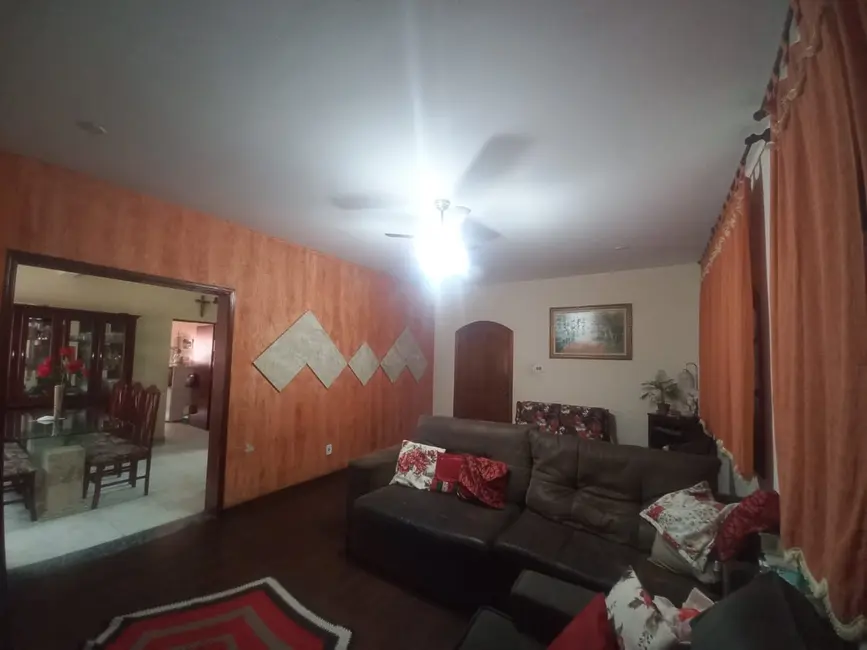 Foto 5 de Sobrado com 3 quartos à venda, 226m2 em Parque São Domingos, Pindamonhangaba - SP