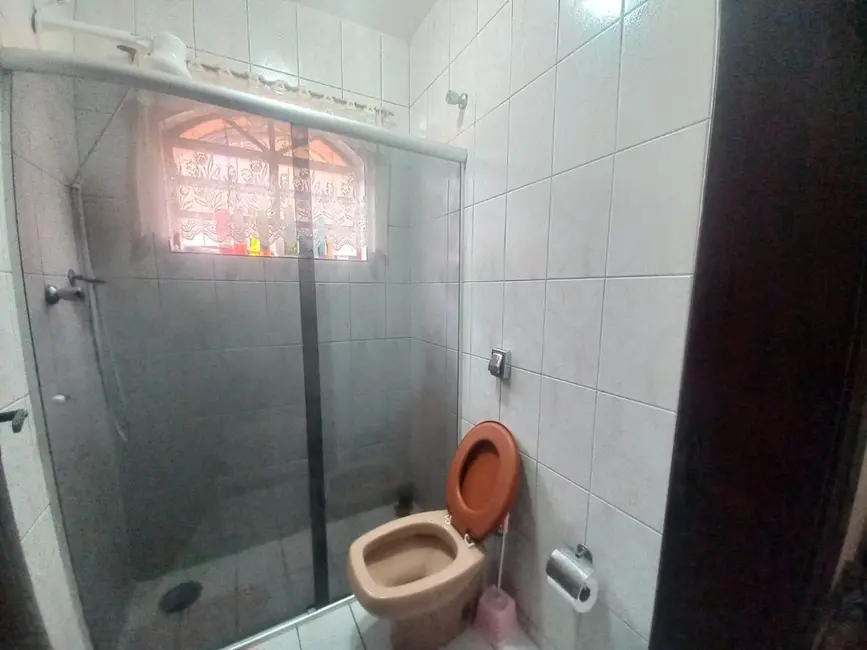 Foto 6 de Sobrado com 3 quartos à venda, 226m2 em Parque São Domingos, Pindamonhangaba - SP