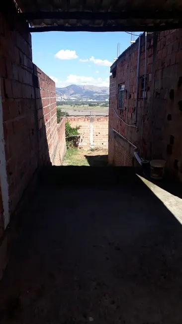 Foto 2 de Casa com 2 quartos à venda, 81m2 em Guaratingueta - SP