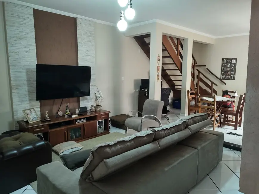 Foto 2 de Casa com 2 quartos à venda, 210m2 em Cidade Industrial, Lorena - SP