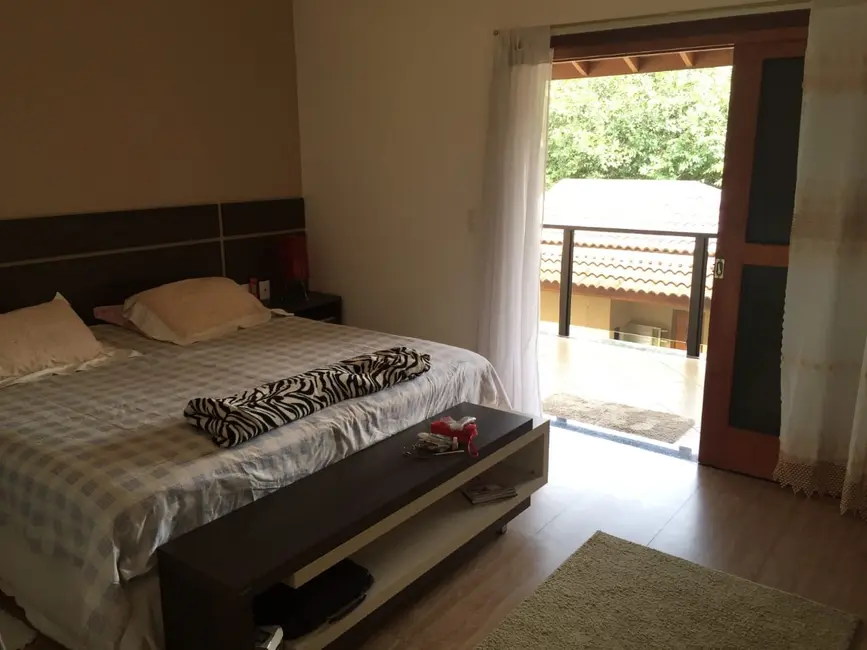 Foto 9 de Sobrado com 3 quartos à venda, 304m2 em Tremembe - SP