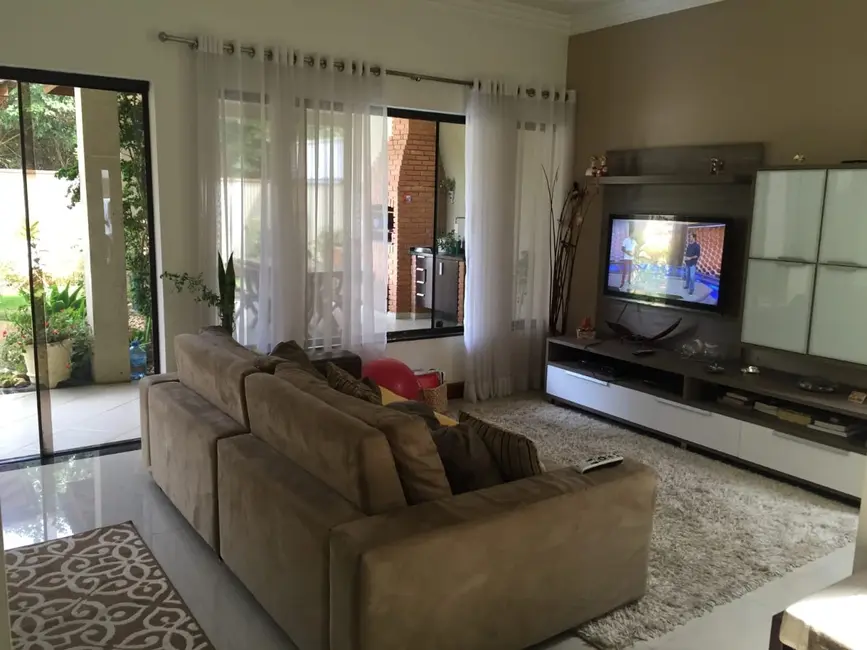 Sobrado com 3 quartos à venda, 304m2 em Tremembe - SP - imagem 2 Foto 2 de Sobrado com 3 quartos à venda, 304m2 em Tremembe - SP