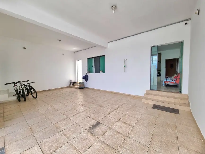 Foto 2 de Sobrado com 4 quartos à venda, 320m2 em Nova Guará, Guaratingueta - SP