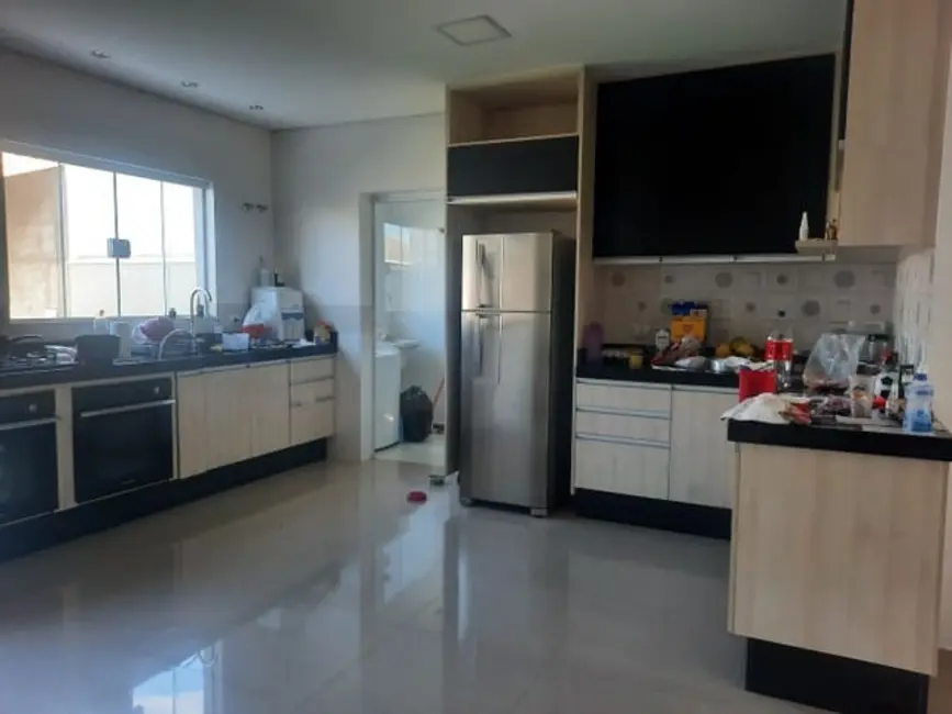 Foto 1 de Sobrado com 3 quartos à venda, 194m2 em Parque São Cristóvão, Taubate - SP