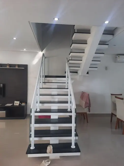Foto 8 de Sobrado com 3 quartos à venda, 194m2 em Parque São Cristóvão, Taubate - SP