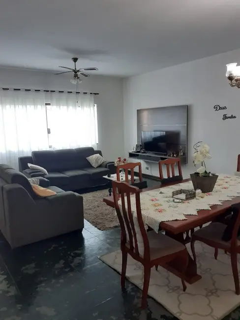 Foto 3 de Casa com 3 quartos à venda, 178m2 em Parque São Domingos, Pindamonhangaba - SP