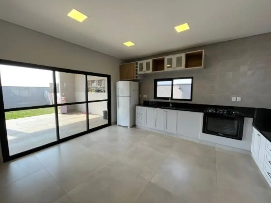 Sobrado com 4 quartos à venda, 223m2 em Santa Mônica, Cacapava - SP - imagem 4 Foto 4 de Sobrado com 4 quartos à venda, 223m2 em Santa Mônica, Cacapava - SP