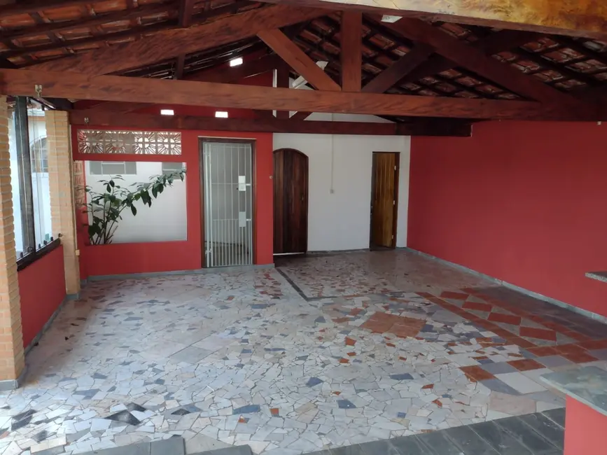 Casa com 3 quartos à venda, 290m2 em Jardim Residencial Doutor Lessa, Pindamonhangaba - SP - imagem 3 Foto 3 de Casa com 3 quartos à venda, 290m2 em Jardim Residencial Doutor Lessa, Pindamonhangaba - SP