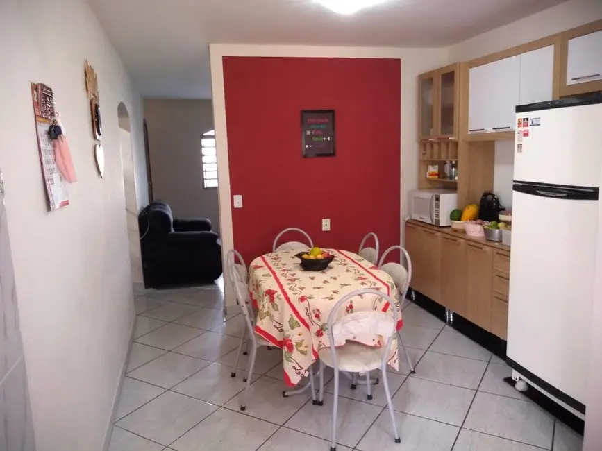 Foto 3 de Casa com 3 quartos à venda, 200m2 em Parque São Francisco, Guaratingueta - SP