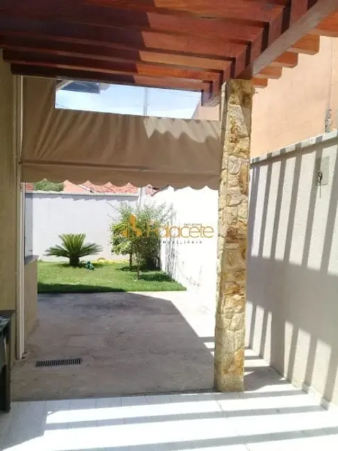 Foto 2 de Casa com 3 quartos à venda, 230m2 em Nossa Senhora do Perpétuo Socorro, Pindamonhangaba - SP