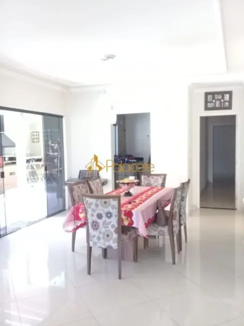 Foto 3 de Casa com 3 quartos à venda, 230m2 em Nossa Senhora do Perpétuo Socorro, Pindamonhangaba - SP