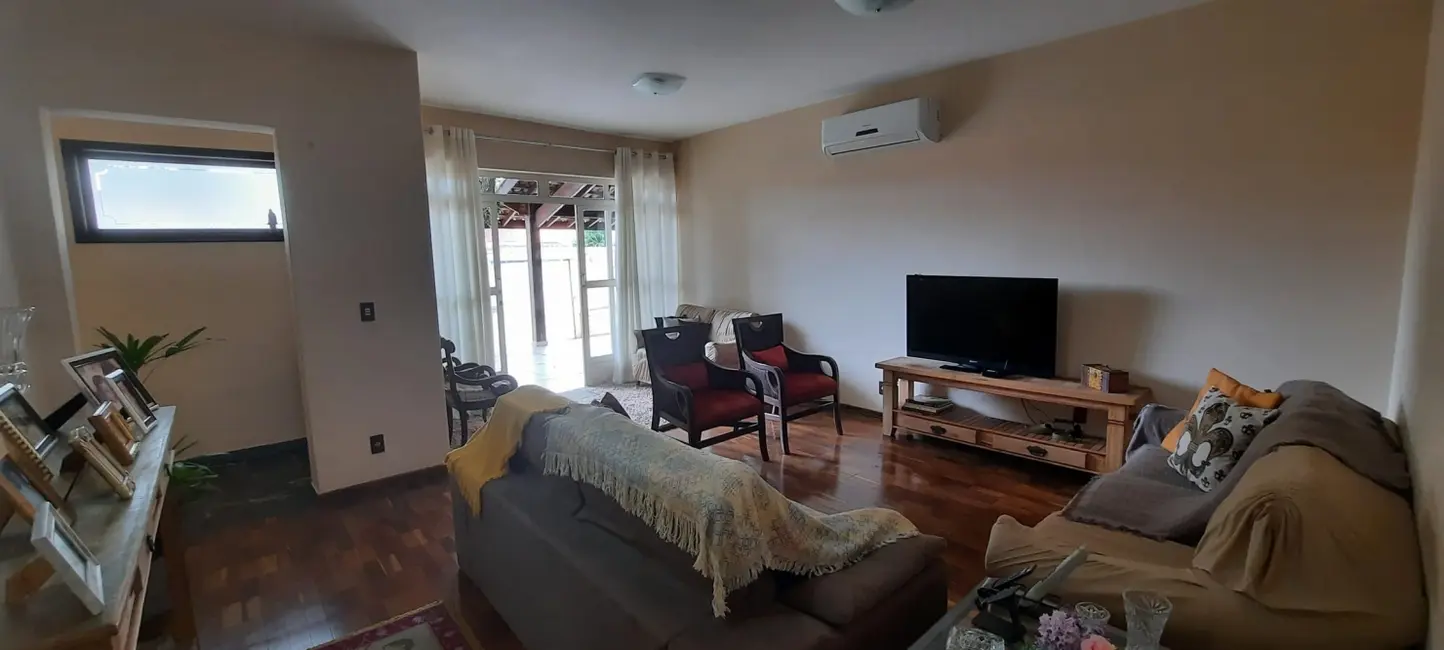 Foto 8 de Casa com 4 quartos à venda, 229m2 em Jardim Indepedência, Guaratingueta - SP