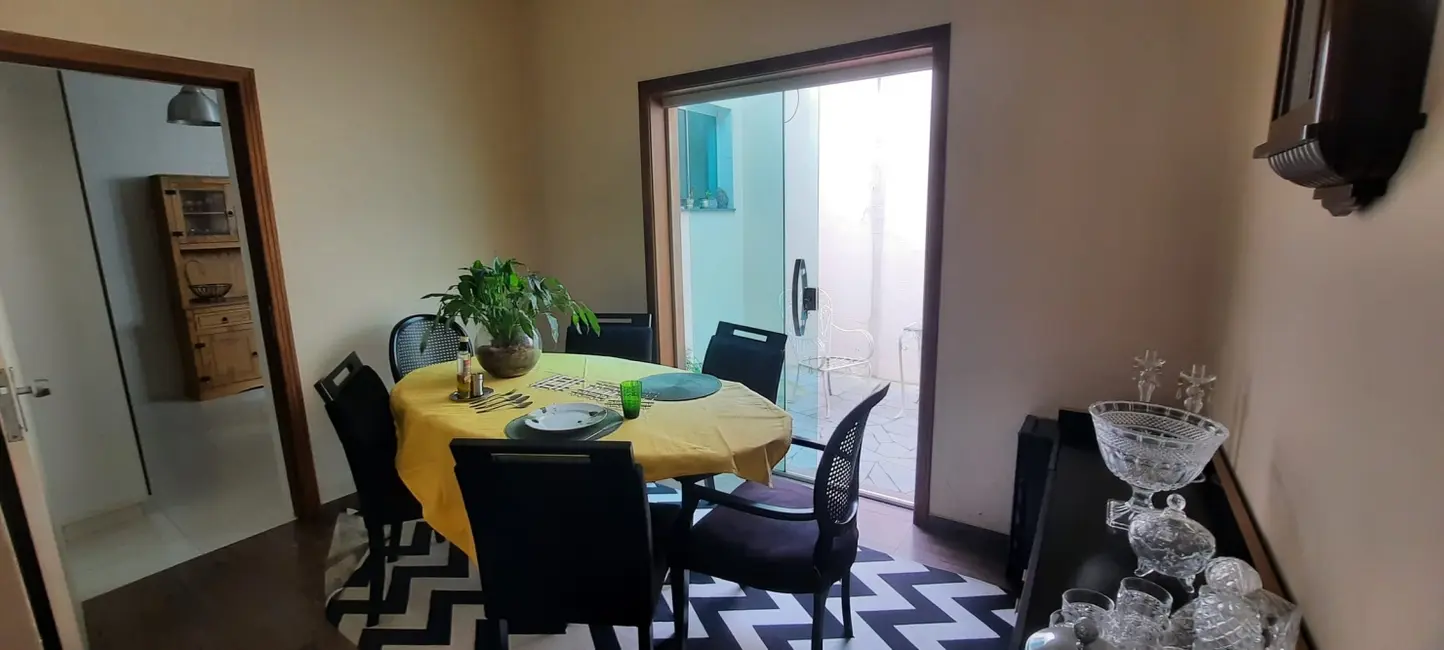 Foto 5 de Casa com 4 quartos à venda, 229m2 em Jardim Indepedência, Guaratingueta - SP