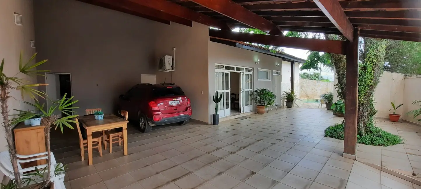 Foto 2 de Casa com 4 quartos à venda, 229m2 em Jardim Indepedência, Guaratingueta - SP