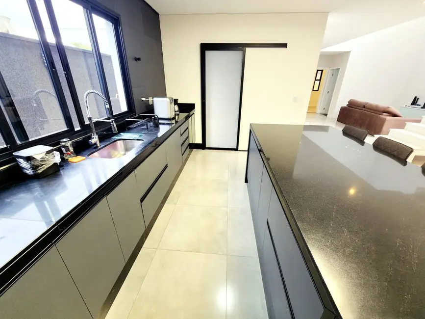 Foto 1 de Sobrado com 4 quartos à venda, 320m2 em Piracangaguá, Taubate - SP