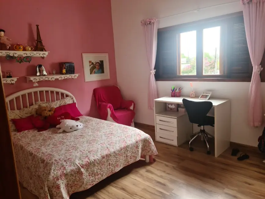 Foto 1 de Sobrado com 4 quartos à venda, 300m2 em Pindamonhangaba - SP