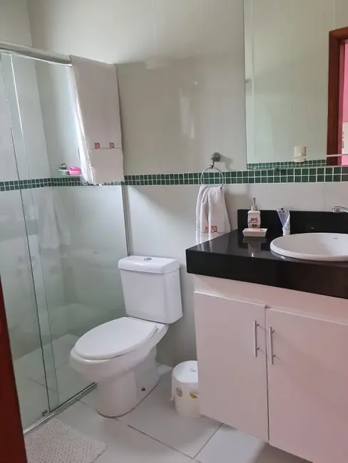 Foto 2 de Sobrado com 4 quartos à venda, 300m2 em Pindamonhangaba - SP