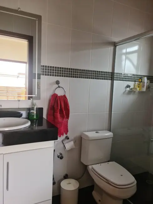 Sobrado com 4 quartos à venda, 300m2 em Pindamonhangaba - SP - imagem 4 Foto 4 de Sobrado com 4 quartos à venda, 300m2 em Pindamonhangaba - SP
