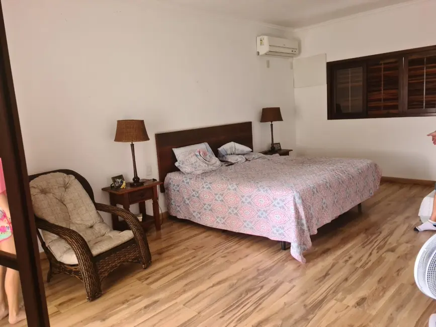 Foto 8 de Sobrado com 4 quartos à venda, 300m2 em Pindamonhangaba - SP