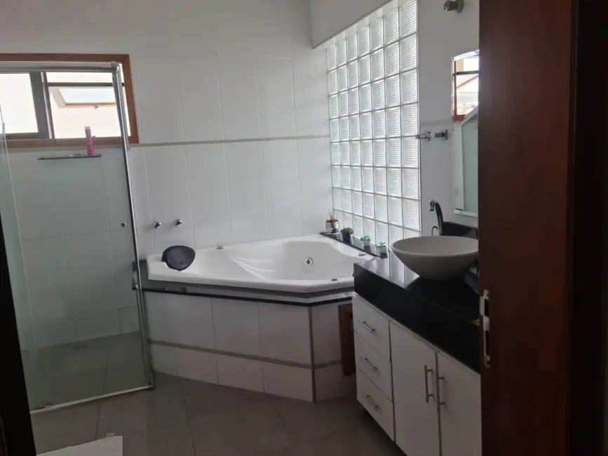 Foto 6 de Sobrado com 4 quartos à venda, 300m2 em Pindamonhangaba - SP