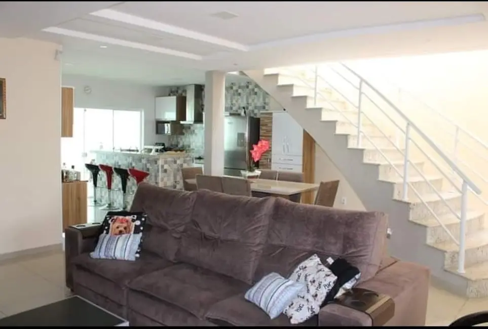 Sobrado com 3 quartos à venda, 288m2 em Aparecida - SP - imagem 4 Foto 4 de Sobrado com 3 quartos à venda, 288m2 em Aparecida - SP