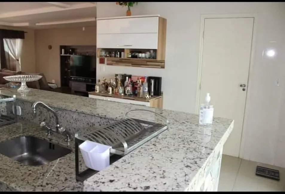 Sobrado com 3 quartos à venda, 288m2 em Aparecida - SP - imagem 8 Foto 8 de Sobrado com 3 quartos à venda, 288m2 em Aparecida - SP