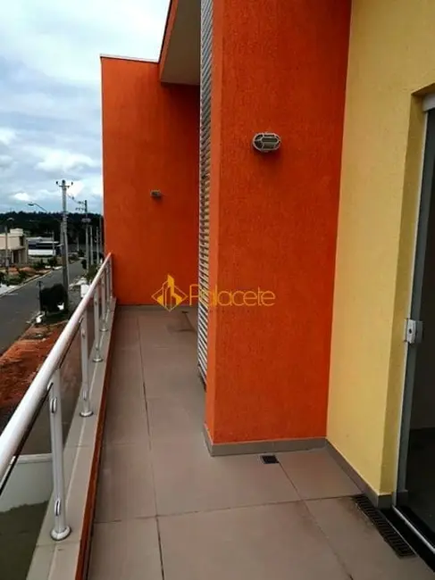 Foto 8 de Sobrado com 3 quartos à venda, 259m2 em Pindamonhangaba - SP