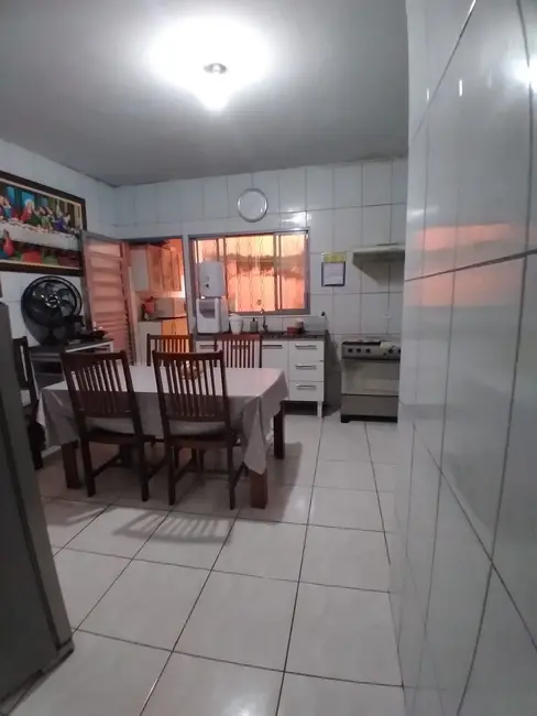 Sobrado com 3 quartos à venda, 139m2 em Aparecida - SP - imagem 8 Foto 8 de Sobrado com 3 quartos à venda, 139m2 em Aparecida - SP