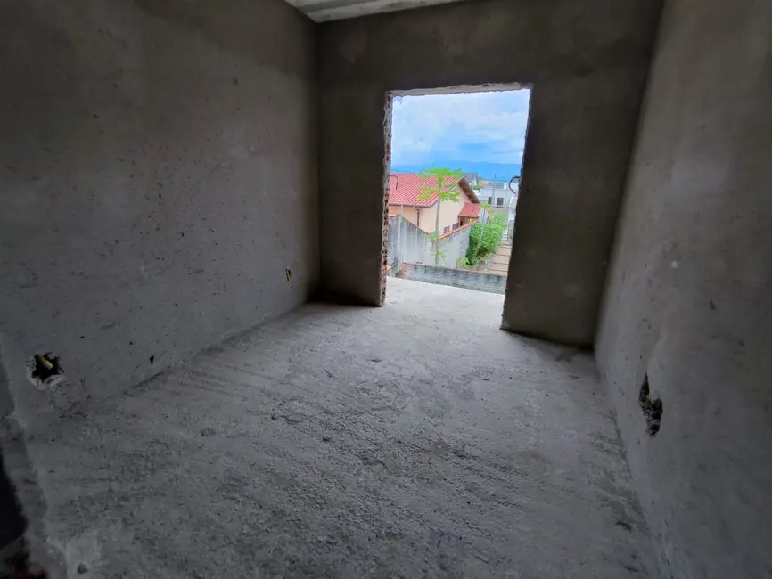 Foto 8 de Sobrado com 3 quartos à venda, 210m2 em Pindamonhangaba - SP