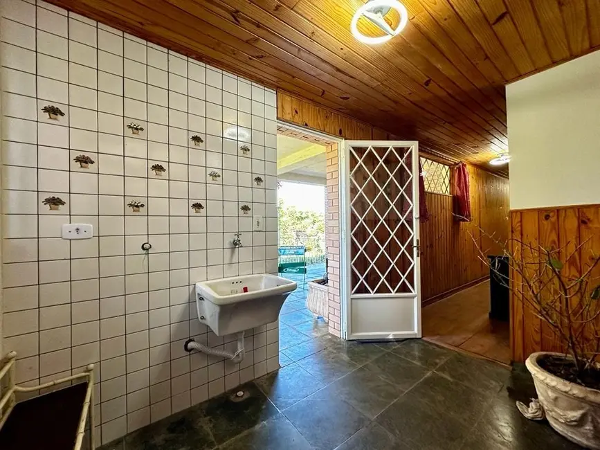 Foto 2 de Casa de Condomínio com 4 quartos à venda, 170m2 em Campos Do Jordao - SP