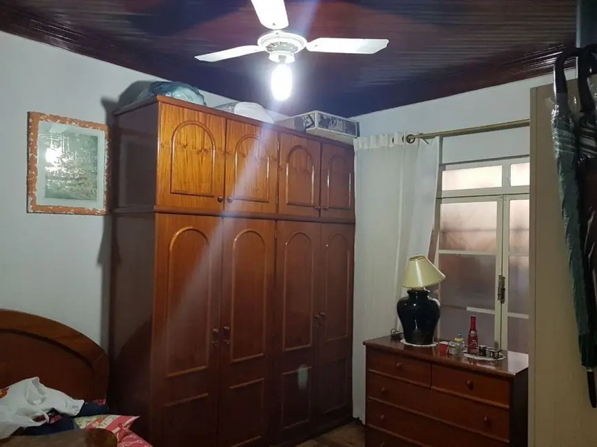 Casa com 4 quartos à venda, 200m2 em Aparecida - SP - imagem 4 Foto 4 de Casa com 4 quartos à venda, 200m2 em Aparecida - SP