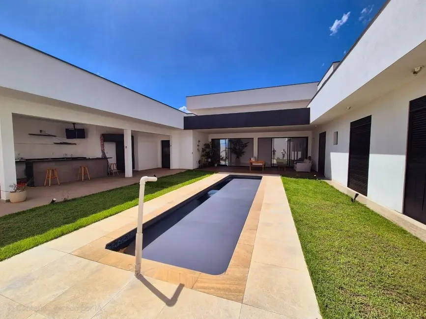 Foto 1 de Casa de Condomínio com 3 quartos à venda e para alugar, 280m2 em Pindamonhangaba - SP