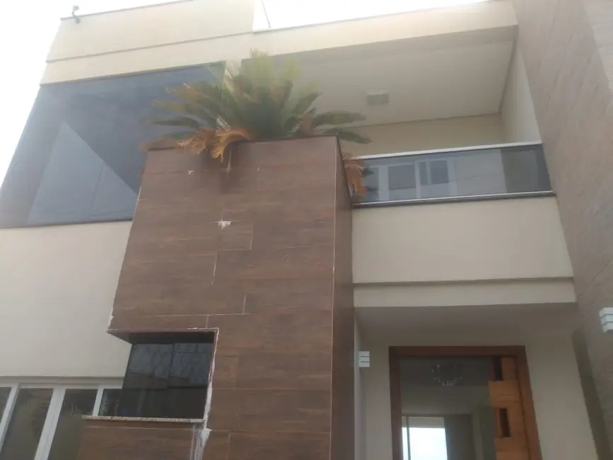 Foto 1 de Sobrado com 3 quartos à venda, 355m2 em Village Mantiqueira, Guaratingueta - SP