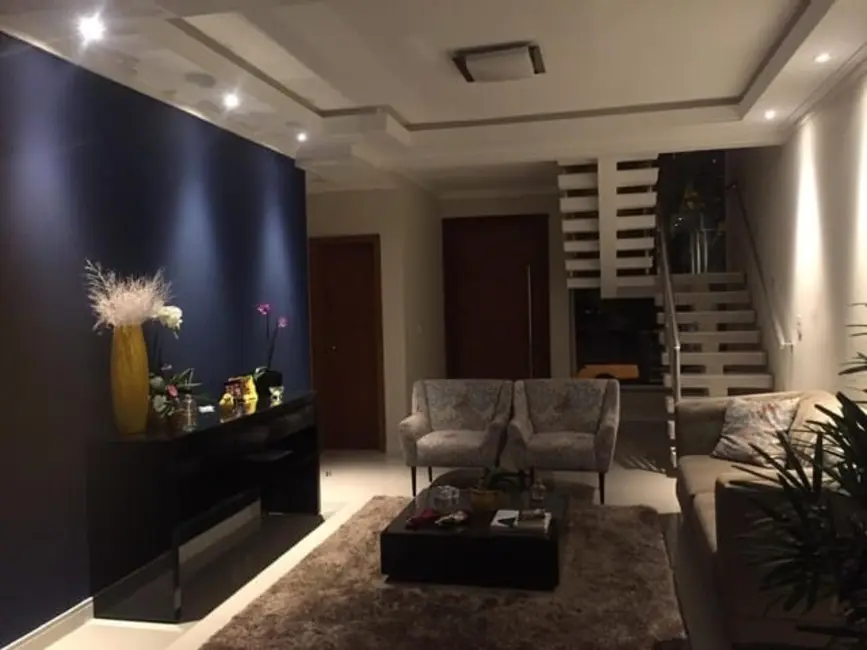 Foto 3 de Sobrado com 3 quartos à venda, 254m2 em Tremembe - SP