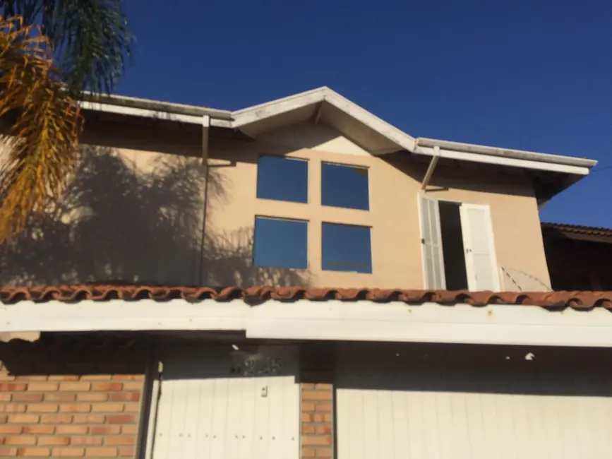 Foto 1 de Sobrado com 3 quartos à venda, 150m2 em Pindamonhangaba - SP