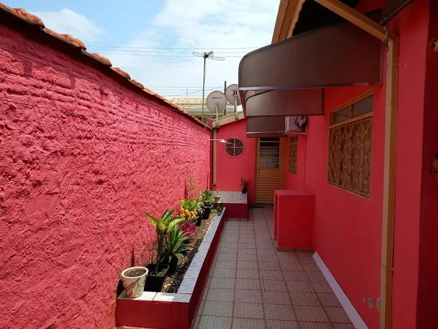 Foto 1 de Casa com 3 quartos à venda e para alugar em Parque Aeroporto, Taubate - SP