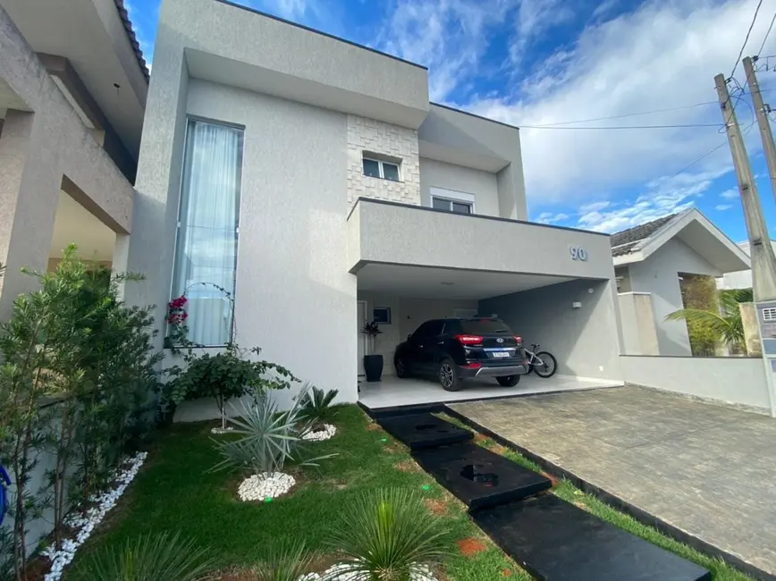 Foto 1 de Sobrado com 3 quartos à venda, 230m2 em Piracangaguá, Taubate - SP