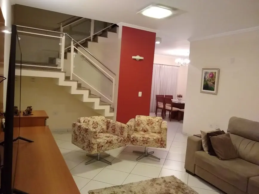Foto 3 de Sobrado com 3 quartos à venda, 220m2 em Jardim Maria Augusta, Taubate - SP
