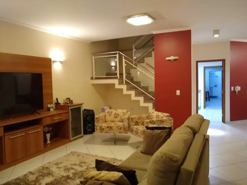 Foto 1 de Sobrado com 3 quartos à venda, 220m2 em Jardim Maria Augusta, Taubate - SP