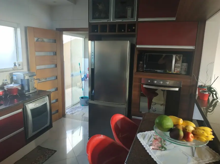 Foto 4 de Sobrado com 4 quartos à venda, 220m2 em Piracangaguá, Taubate - SP