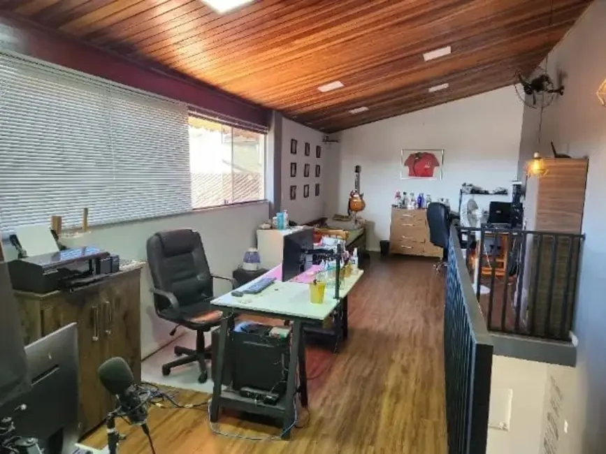 Foto 3 de Casa com 5 quartos à venda, 300m2 em Jardim Gurilândia, Taubate - SP