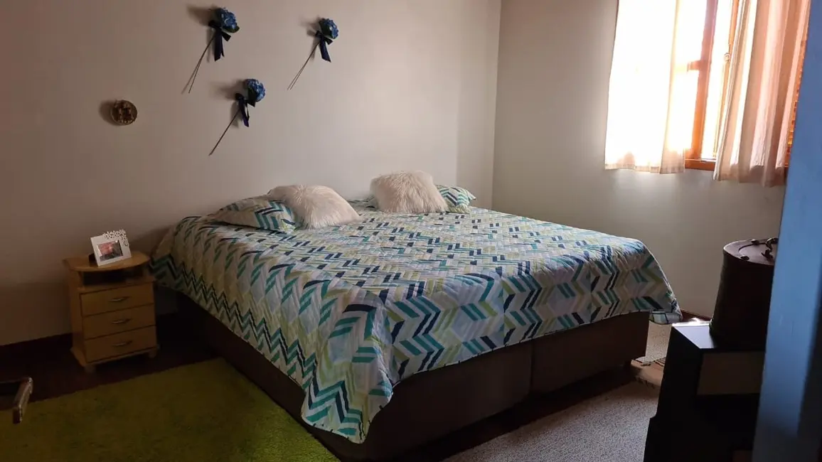 Foto 1 de Sobrado com 4 quartos à venda, 240m2 em Crispim, Pindamonhangaba - SP